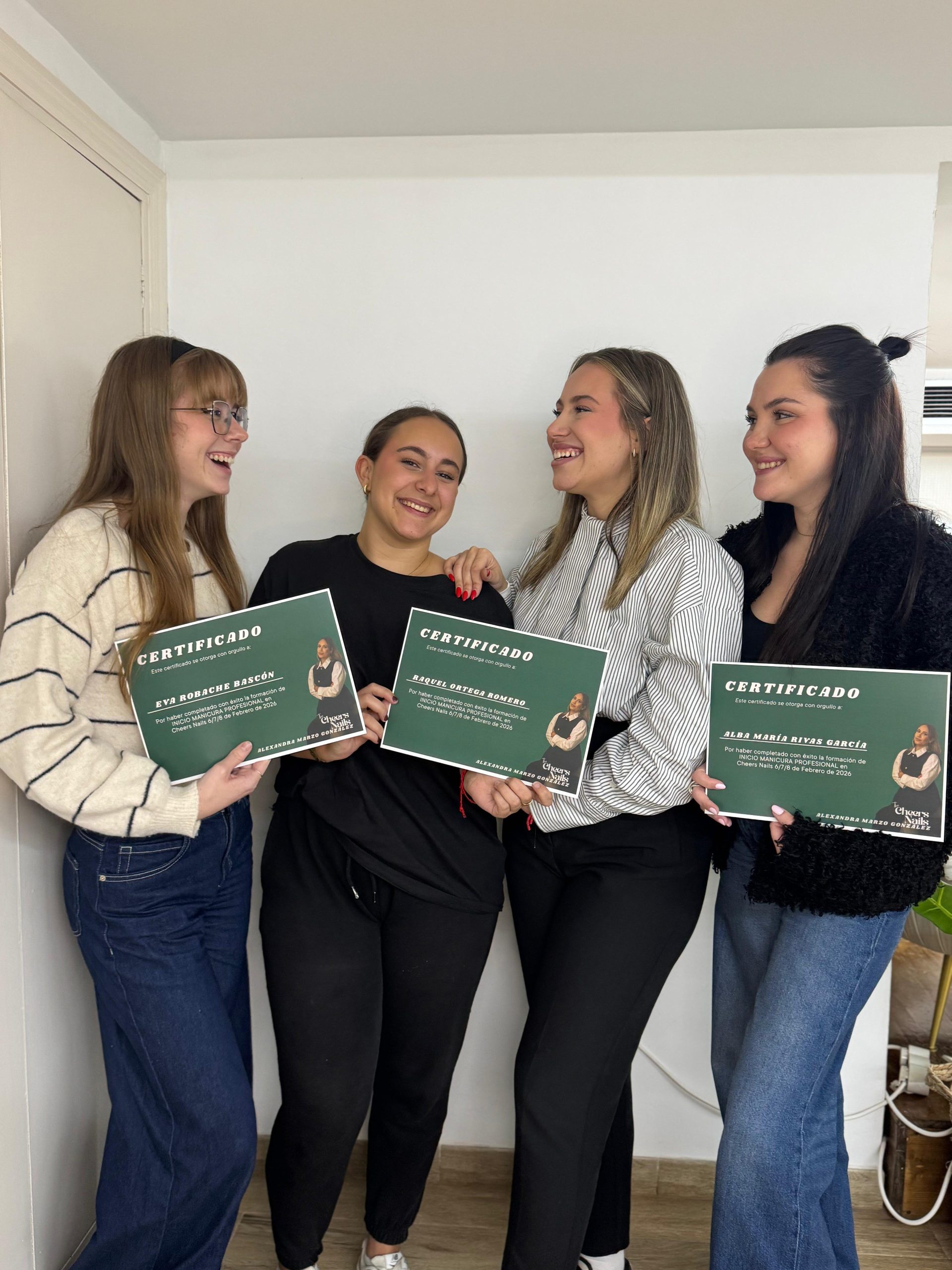 Alumnas con certificados de formación de Cheers Nails Bar
