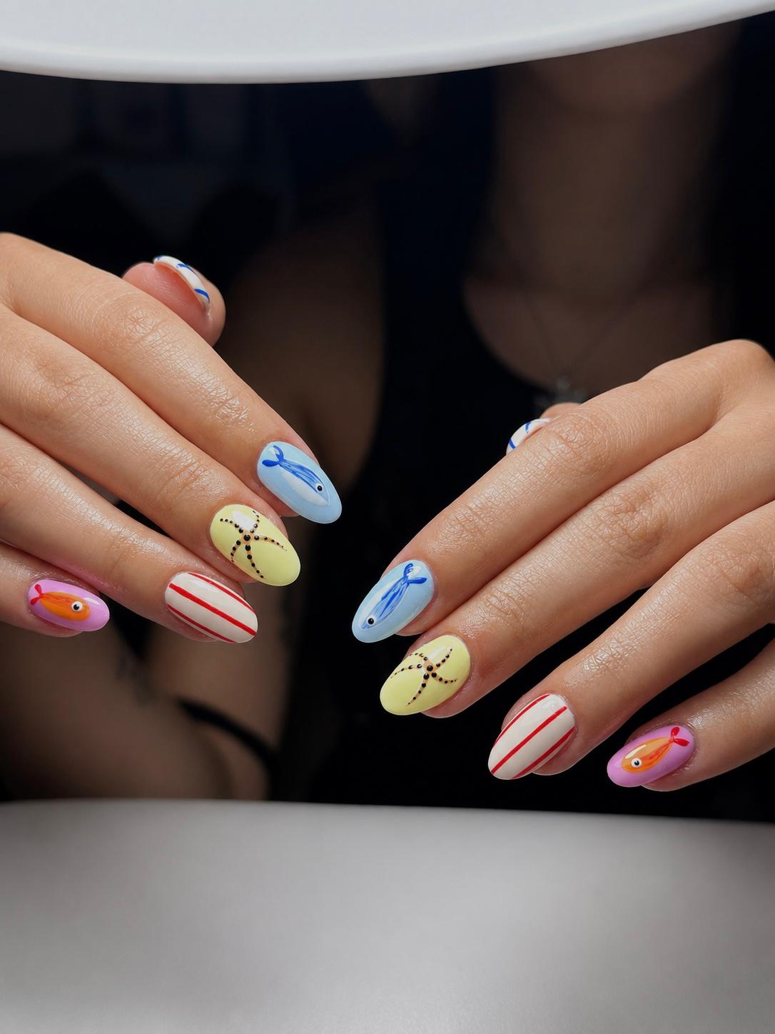 Diseño de uñas personalizado realizado en Cheers Nails Bar Sevilla