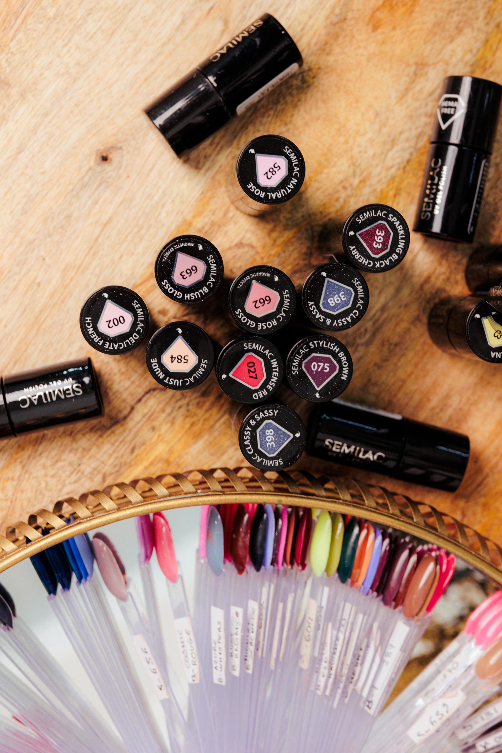 Productos y carta de colores Semilac en Cheers Nails Bar Sevilla