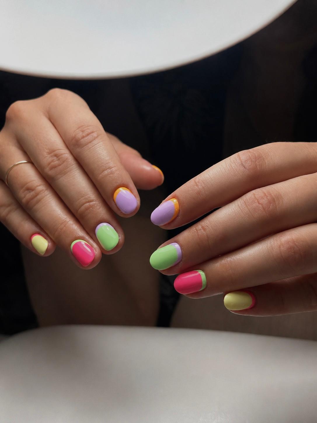 Manicura multicolor con diseño personalizado