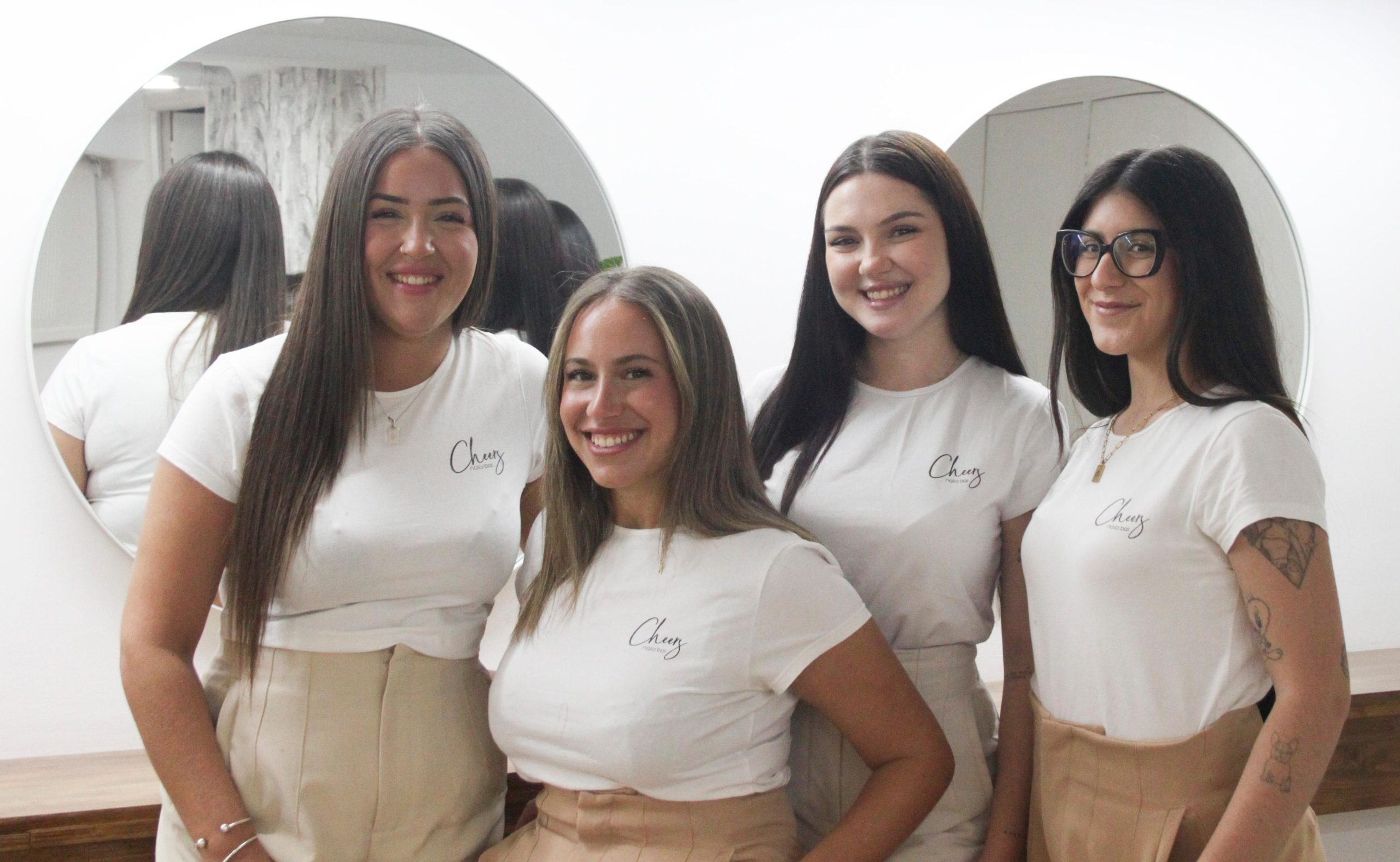 Equipo de cuatro profesionales de Cheers Nails Bar en Sevilla
