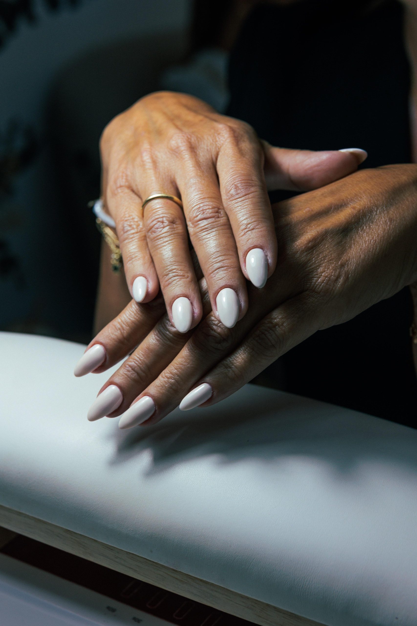 Manicura en tonos claros realizada en Cheers Nails Bar Sevilla