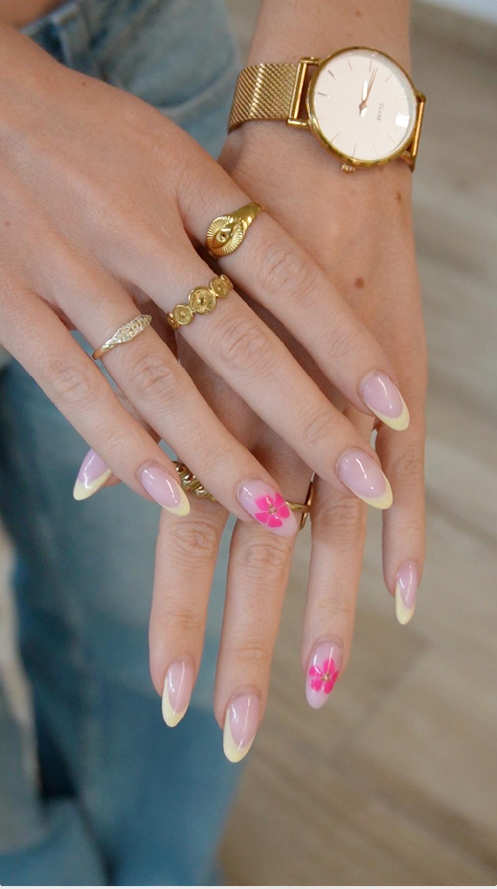 Manicura francesa con diseño floral realizada en Cheers Nails Bar