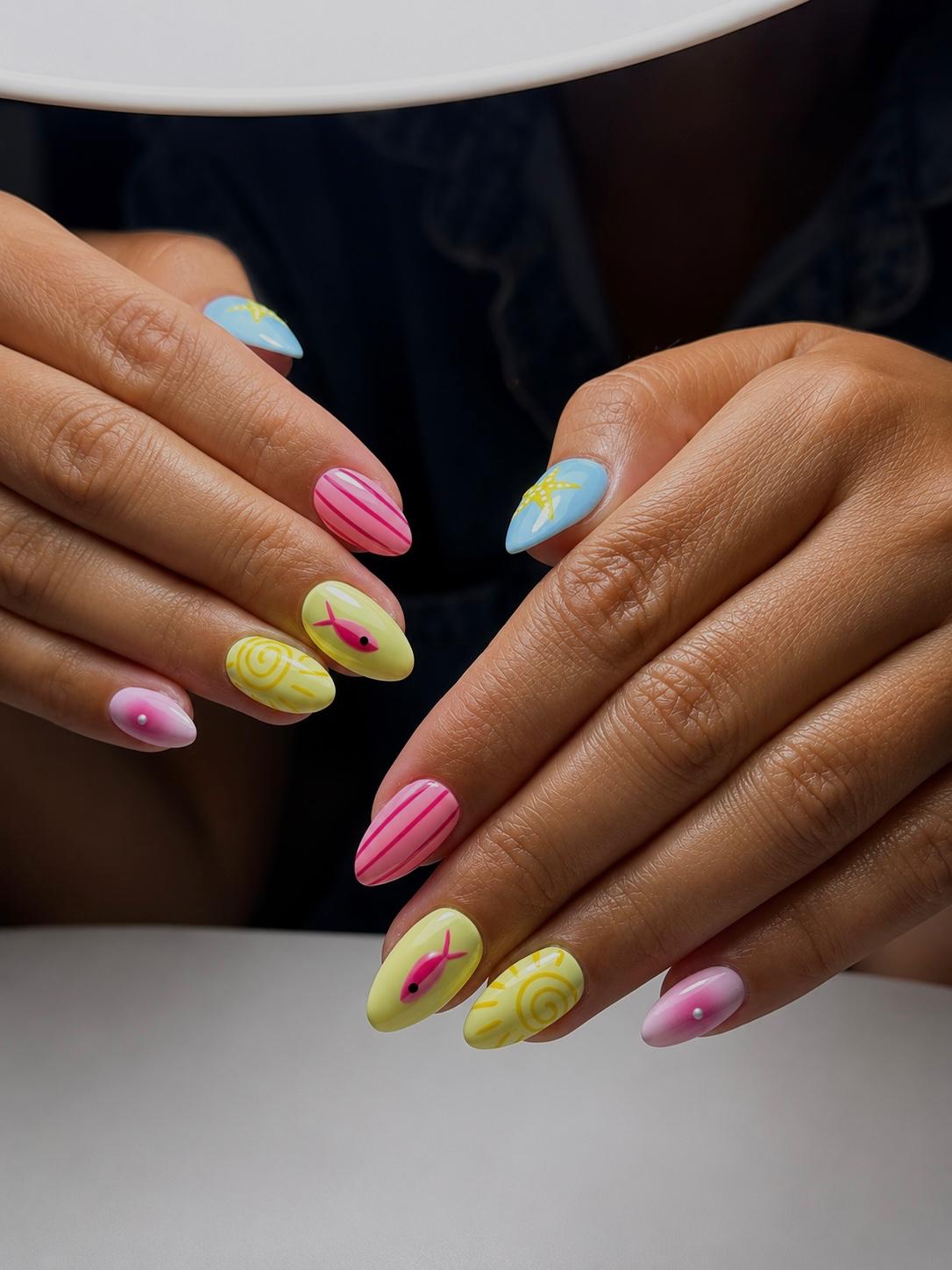 Manicura con diseño personalizado realizada en Cheers Nails Bar
