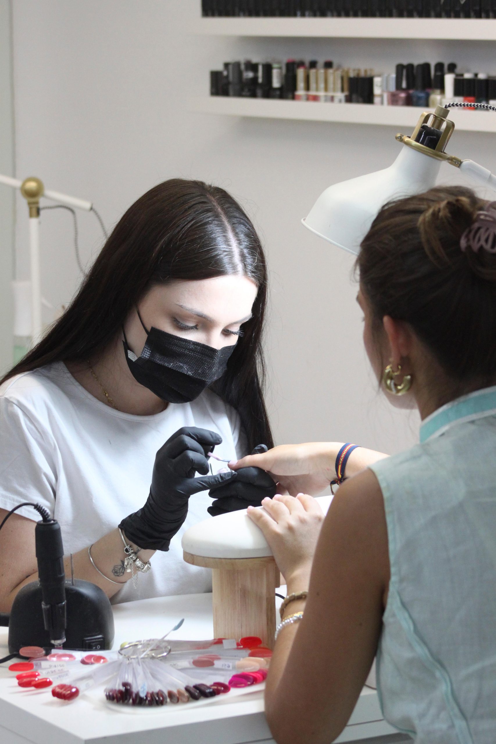 Profesional realizando una manicura en Cheers Nails Bar Sevilla